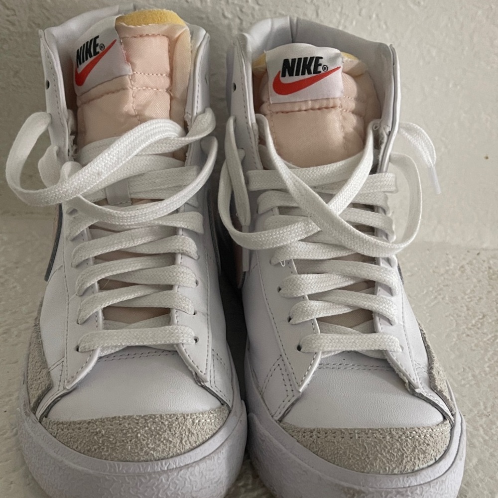 Nike Women's Blazer Mid ‘77